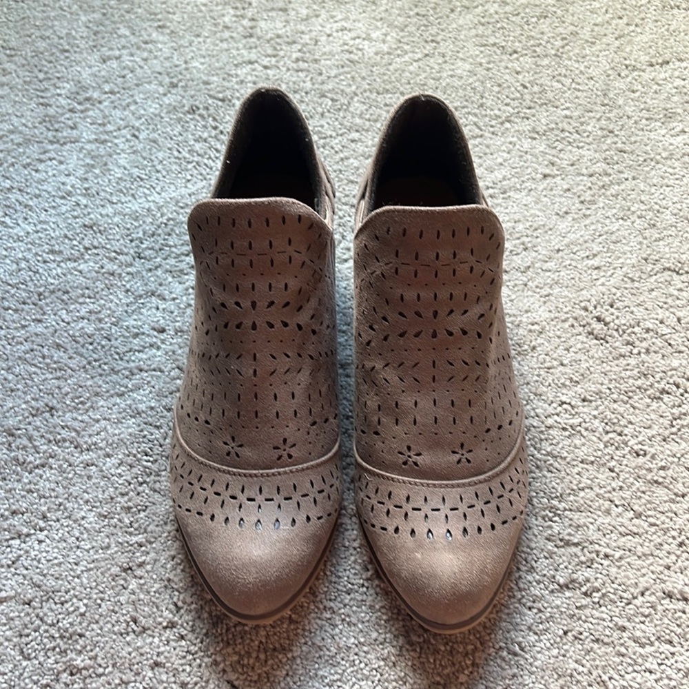 Daisy Fuentes tan booties
